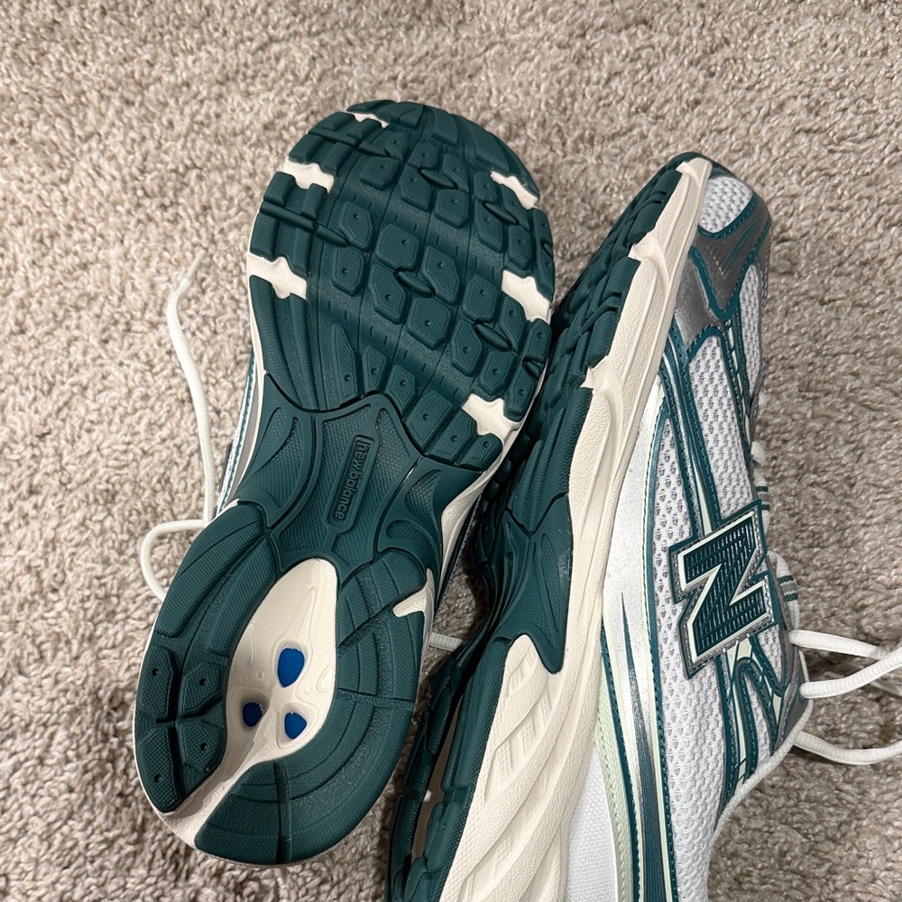 New Balance White and Teal Running Shoes - Picture 2 of 3